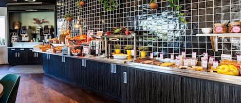 Daily buffet breakfast (EUR 19.5 per person)