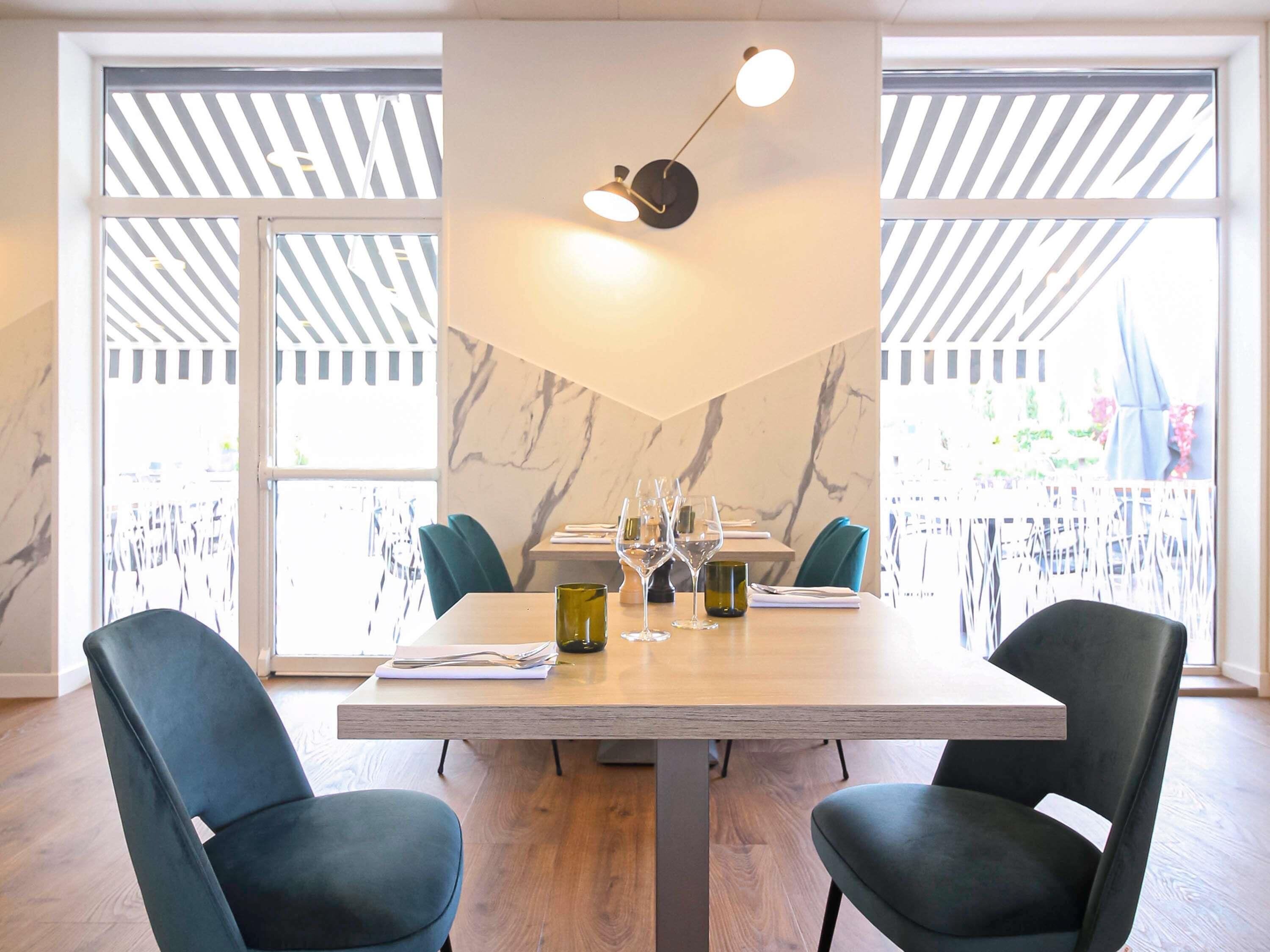 Serveert ontbijt, lunch, Franse gerechten, uitzicht op het zwembad 