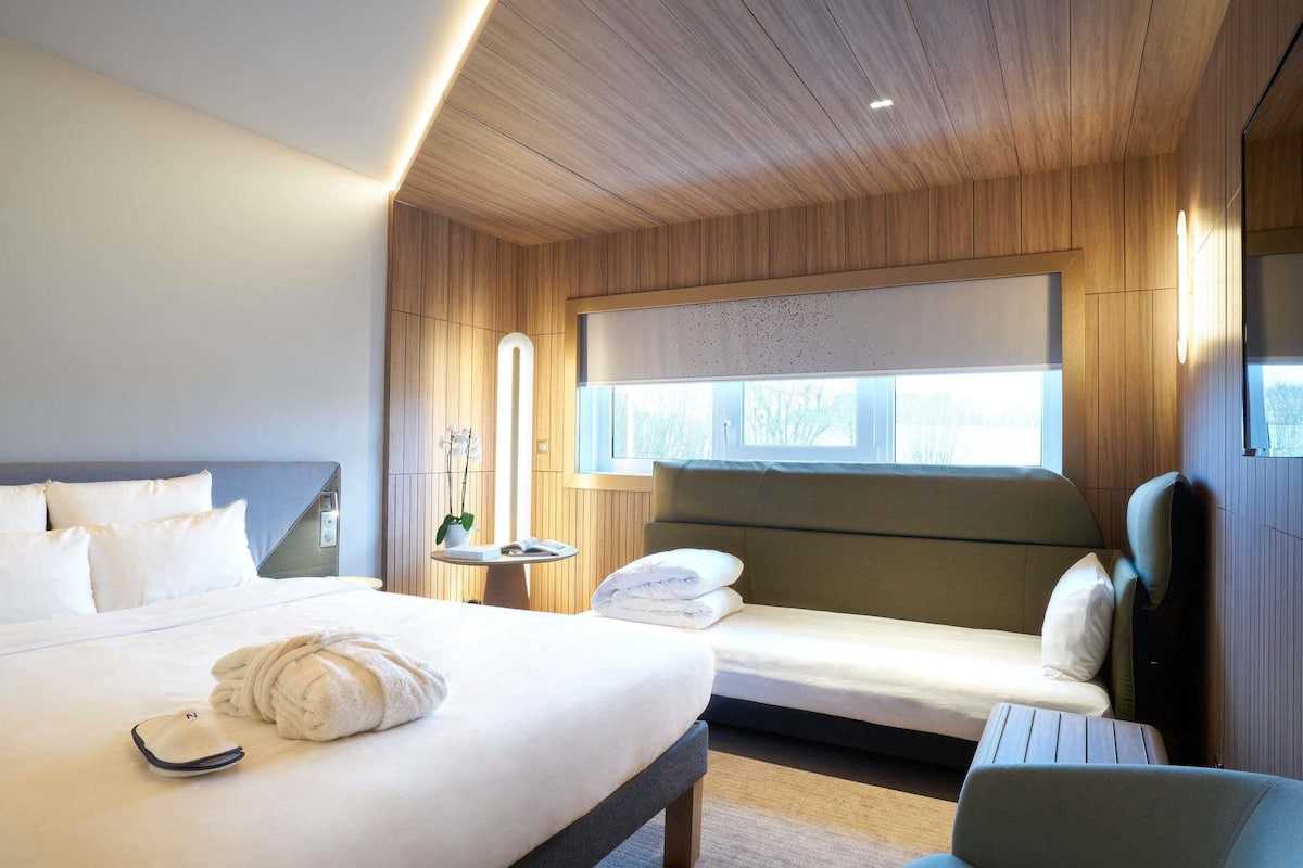 executive room, 1 queen bed with sofa bed (executive) | premium bedding, in-room safe, desk, blackout curtains