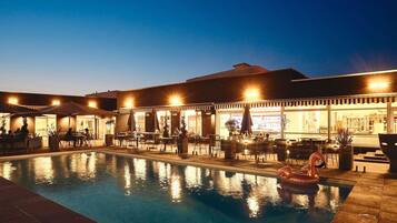 Piscine extérieure (ouverte en saison), parasols de plage