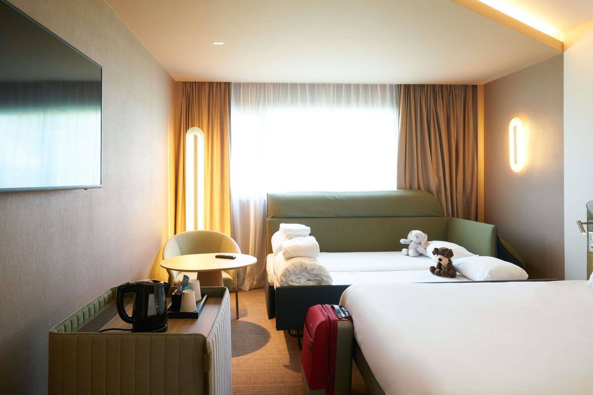 Premium bedding, in-room safe, desk, laptop workspace