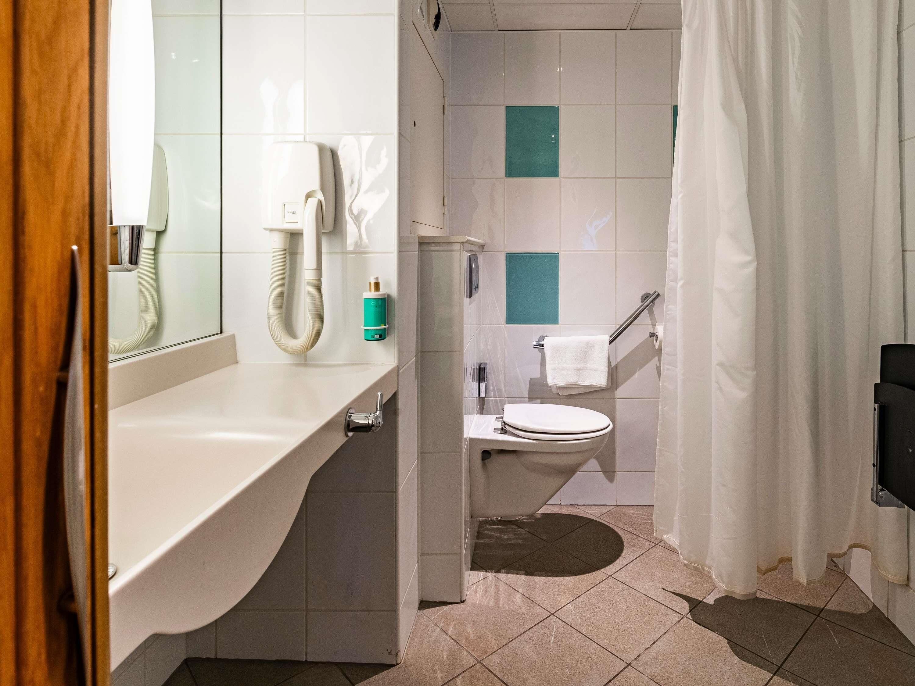 classic room, 1 double bed | premium bedding, in-room safe, desk, blackout curtains