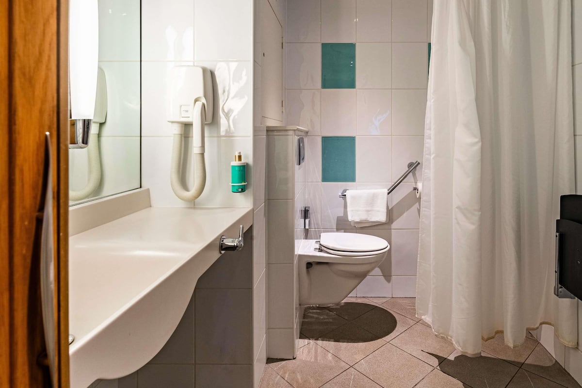 classic room, 1 double bed | premium bedding, in-room safe, desk, blackout curtains