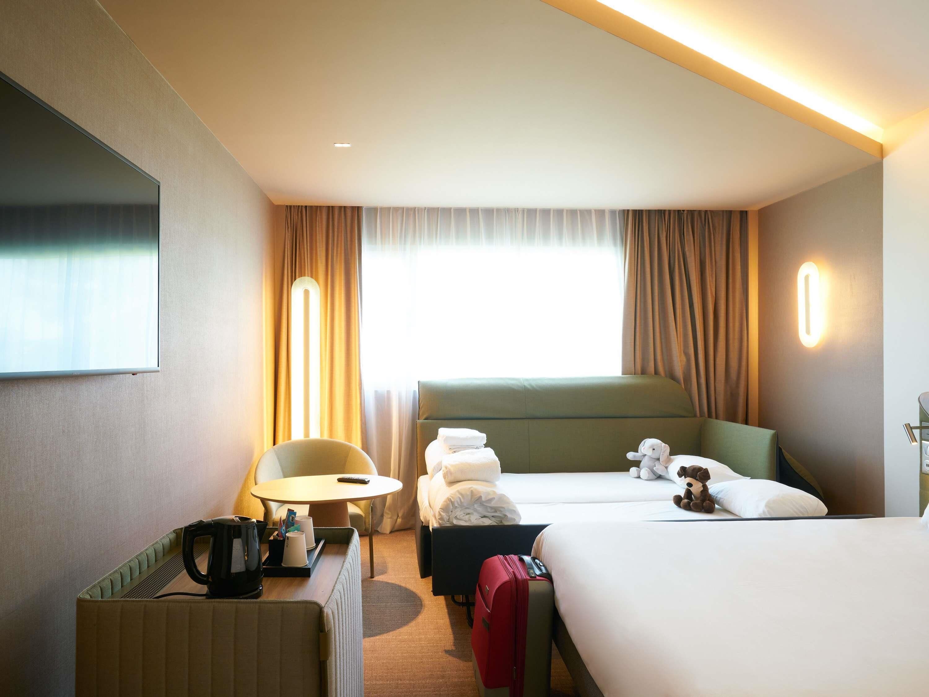 Premium bedding, in-room safe, desk, blackout curtains