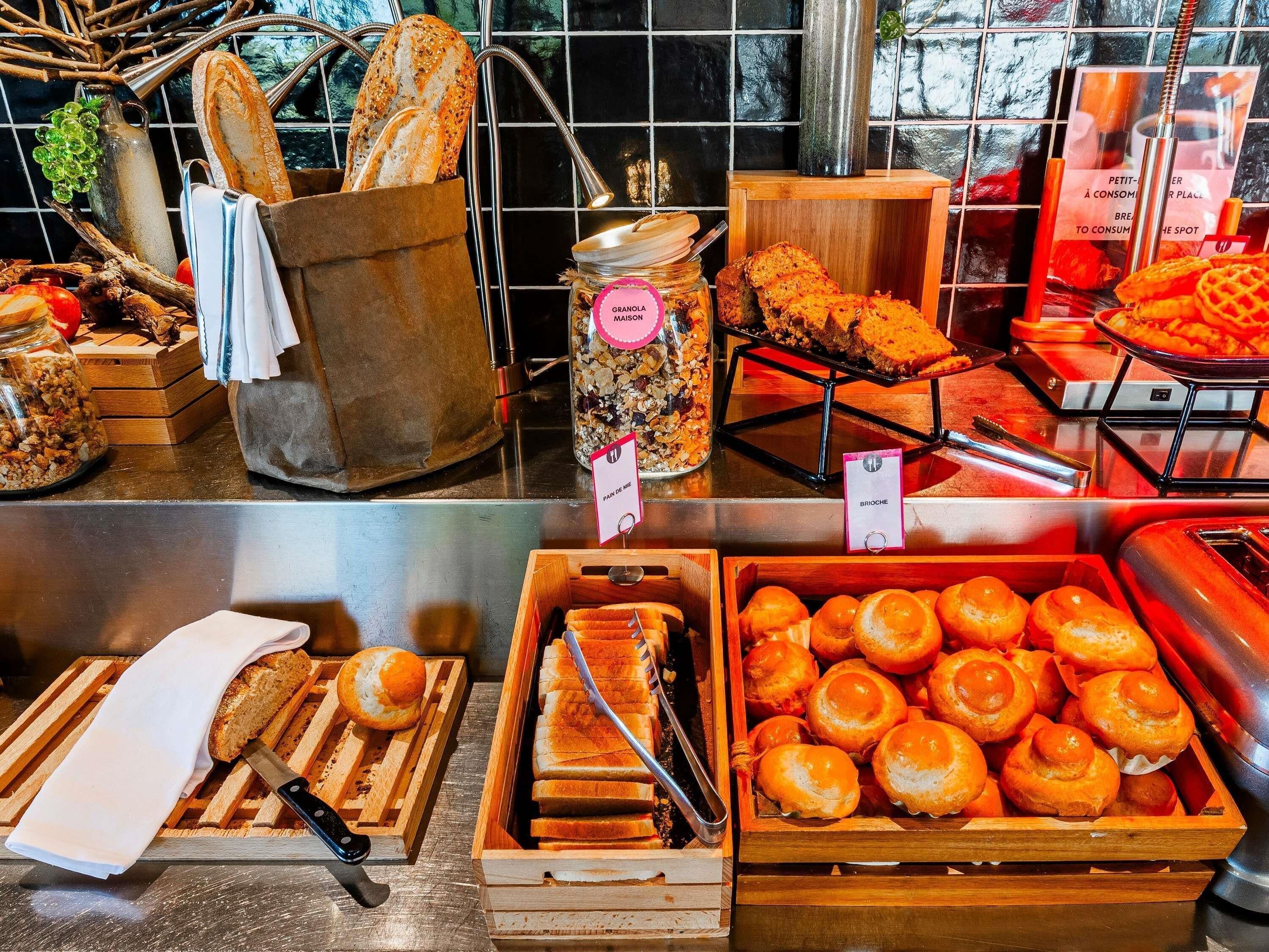 Una vitrina de panadería con panes y pasteles variados.