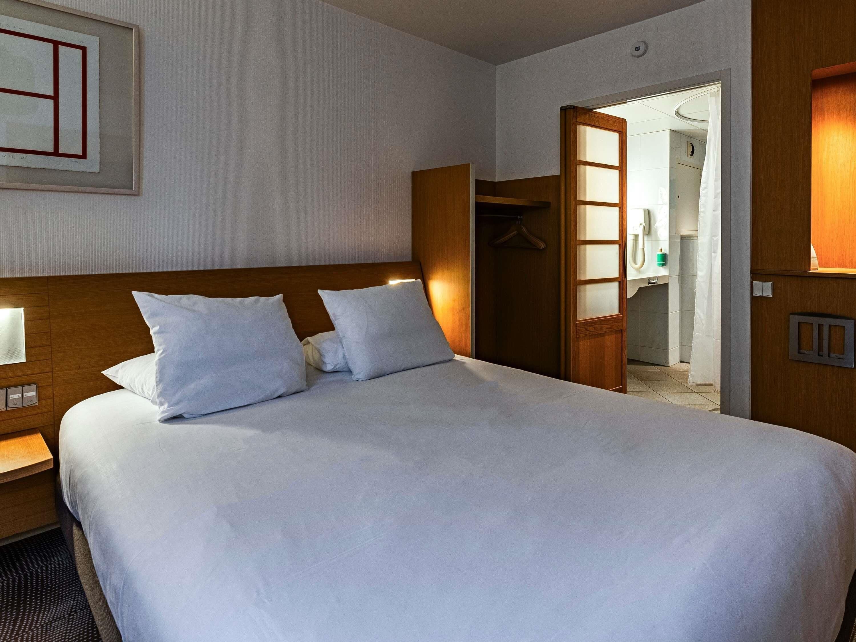 Classic Room, 1 Double Bed | Premium bedding, in-room safe, desk, blackout drapes