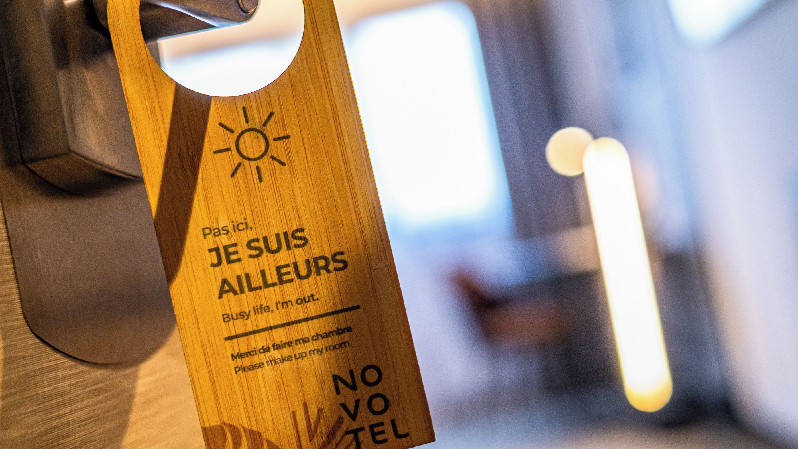A wooden sign with a sun symbol and text indicating a room is available.