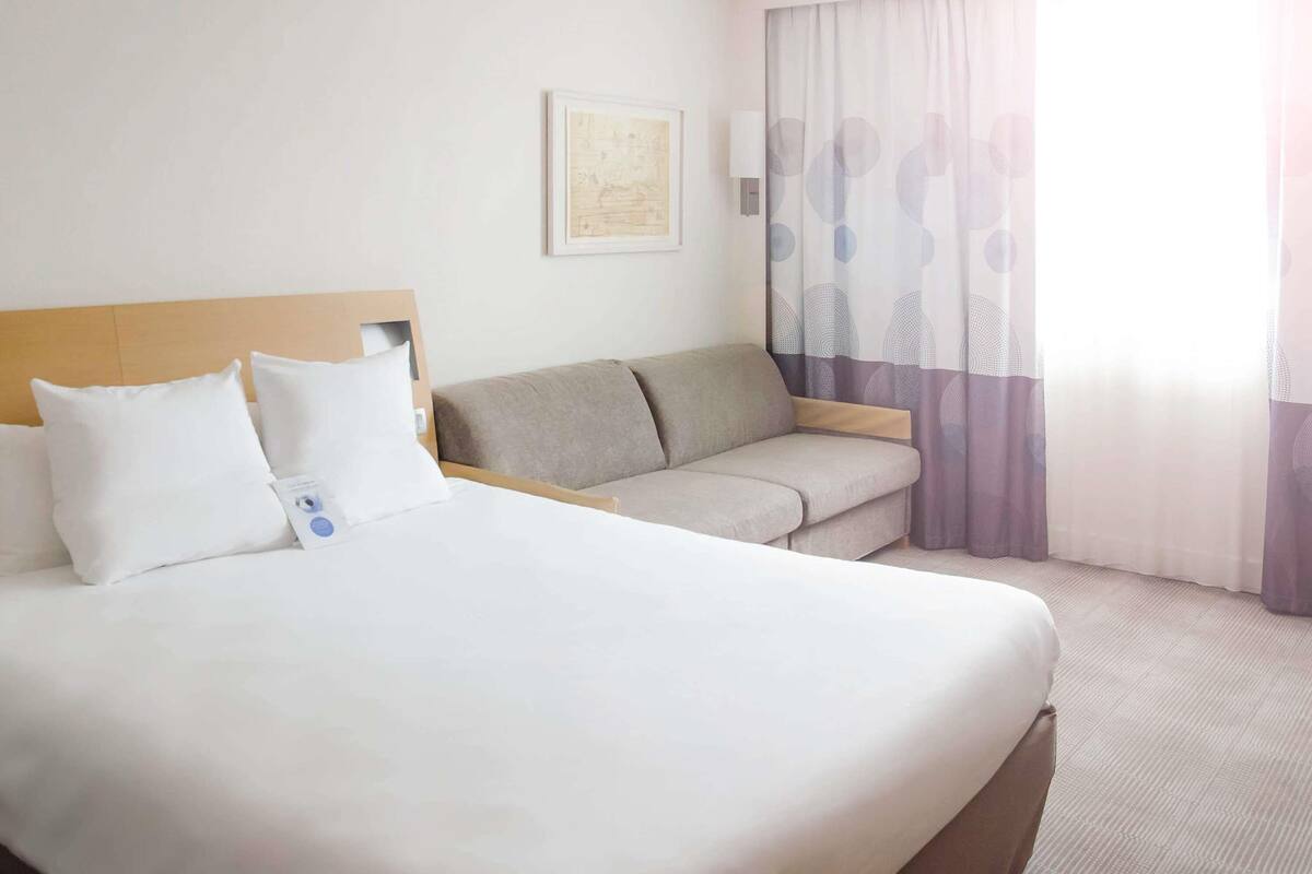 Premium bedding, in-room safe, desk, laptop workspace