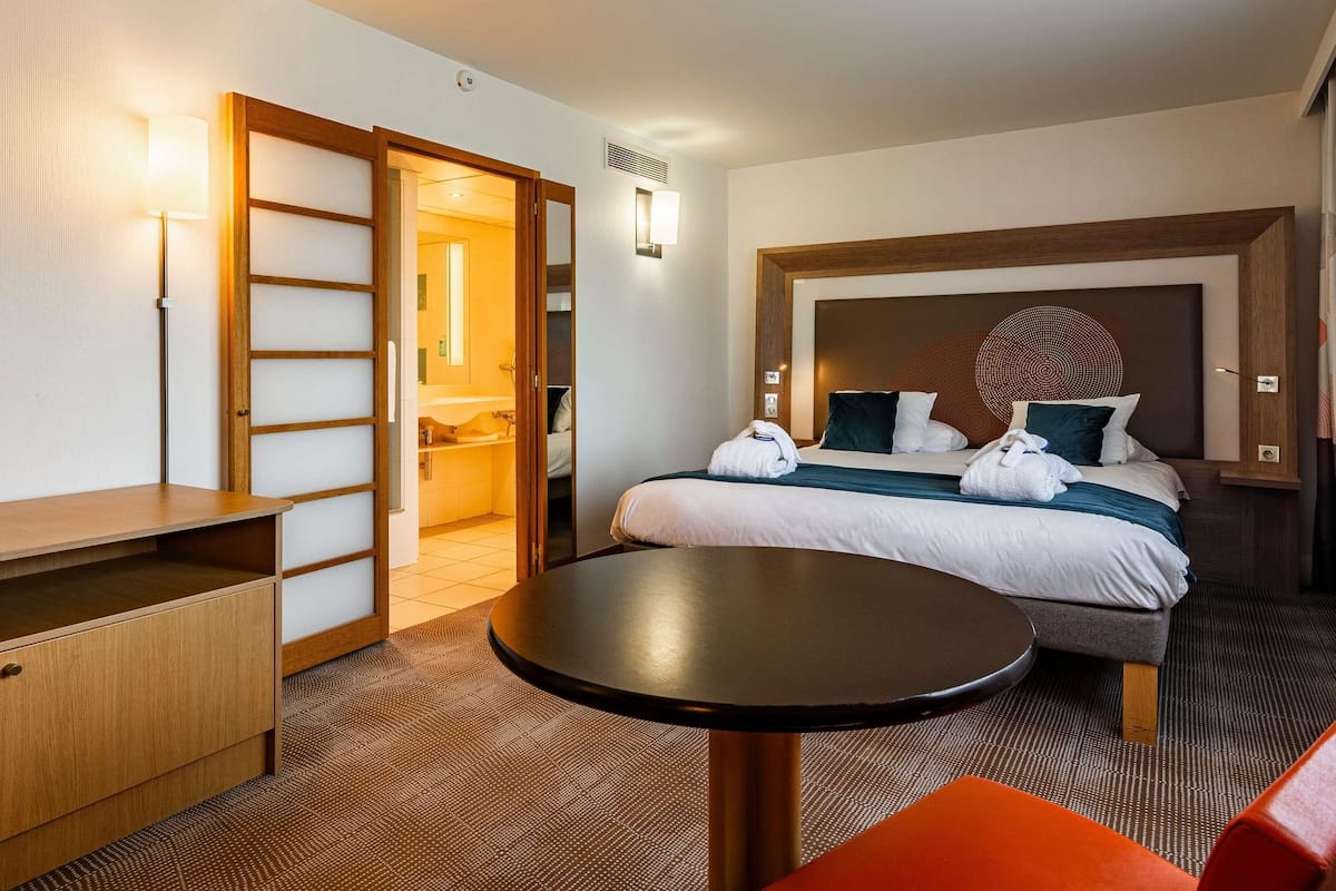 premium bedding, in-room safe, desk, blackout curtains