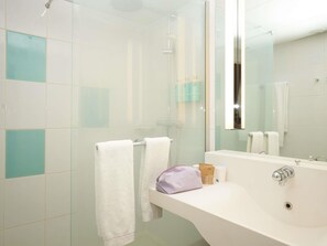 Executive Room, 1 Queen Bed with Sofa bed (Executive) | Premium bedding, in-room safe, desk, blackout drapes