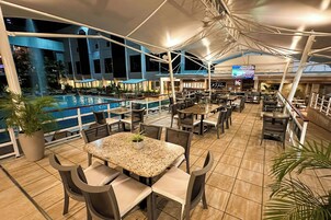 3 restaurants; breakfast, lunch, and dinner served