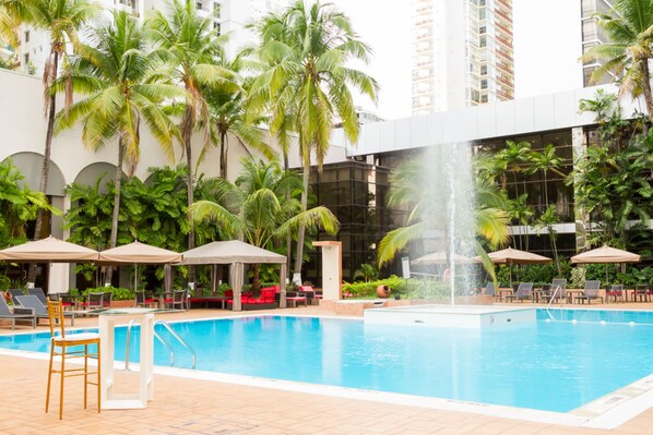 Piscina externa, guarda-sóis, espreguiçadeiras