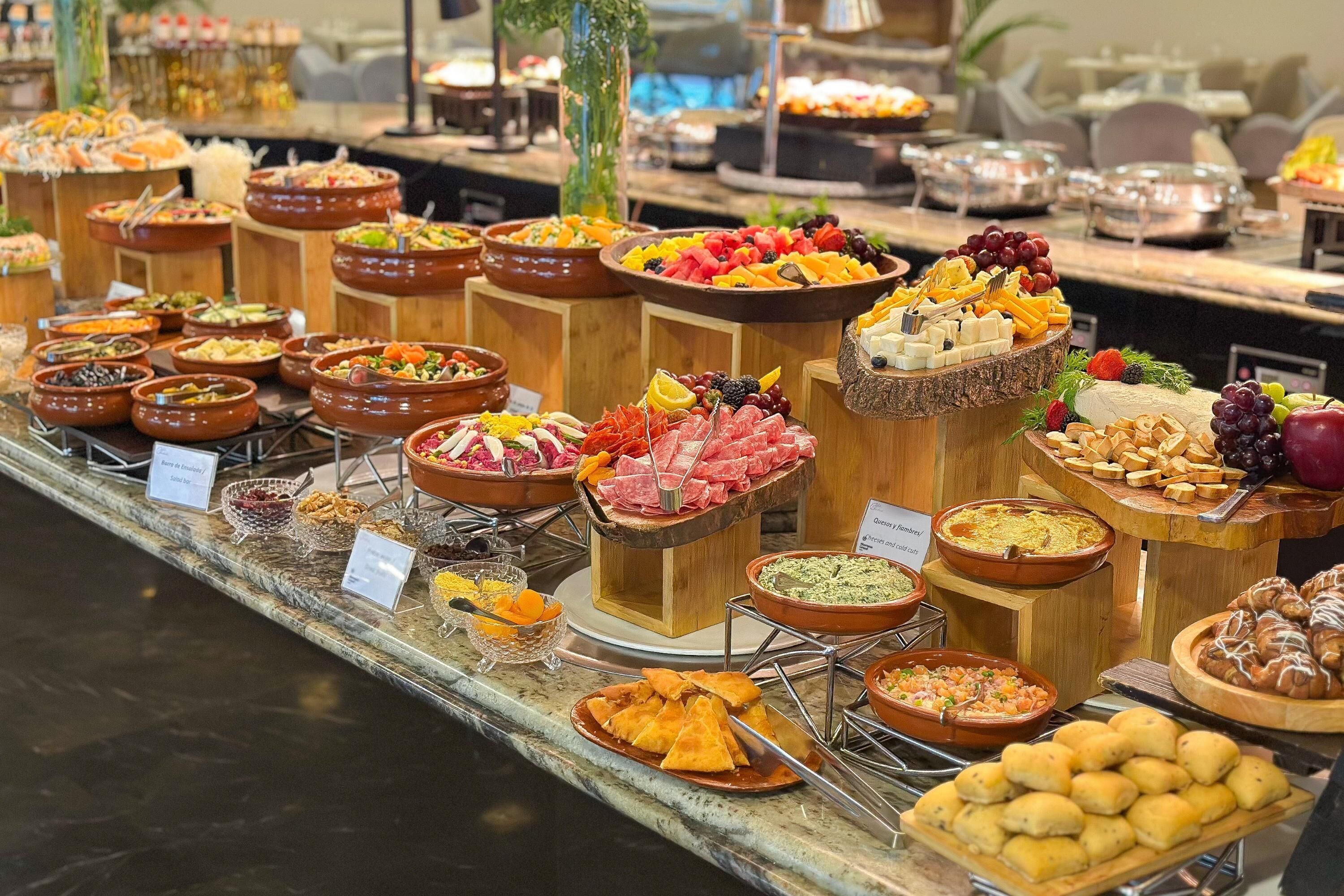 3 restaurants, breakfast served