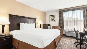 Una scrivania, postazione laptop, ferro/asse da stiro