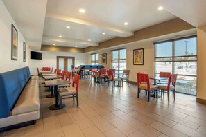Free daily buffet breakfast - Comfort Suites Near Denver Downtown (Denver)
