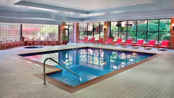 Piscina coperta, piscina stagionale all'aperto