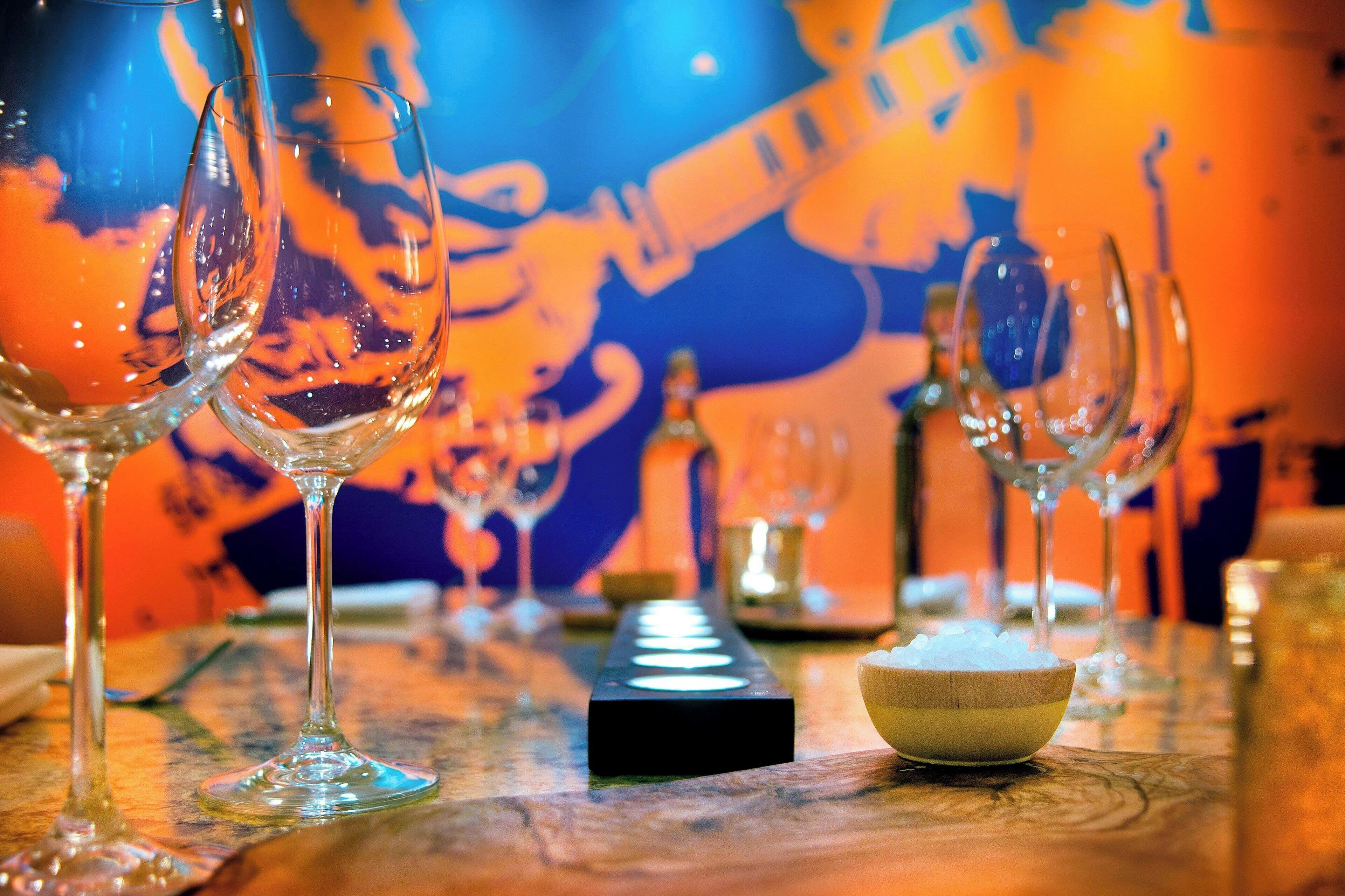 2 restaurants, breakfast, lunch, dinner served; american cuisine