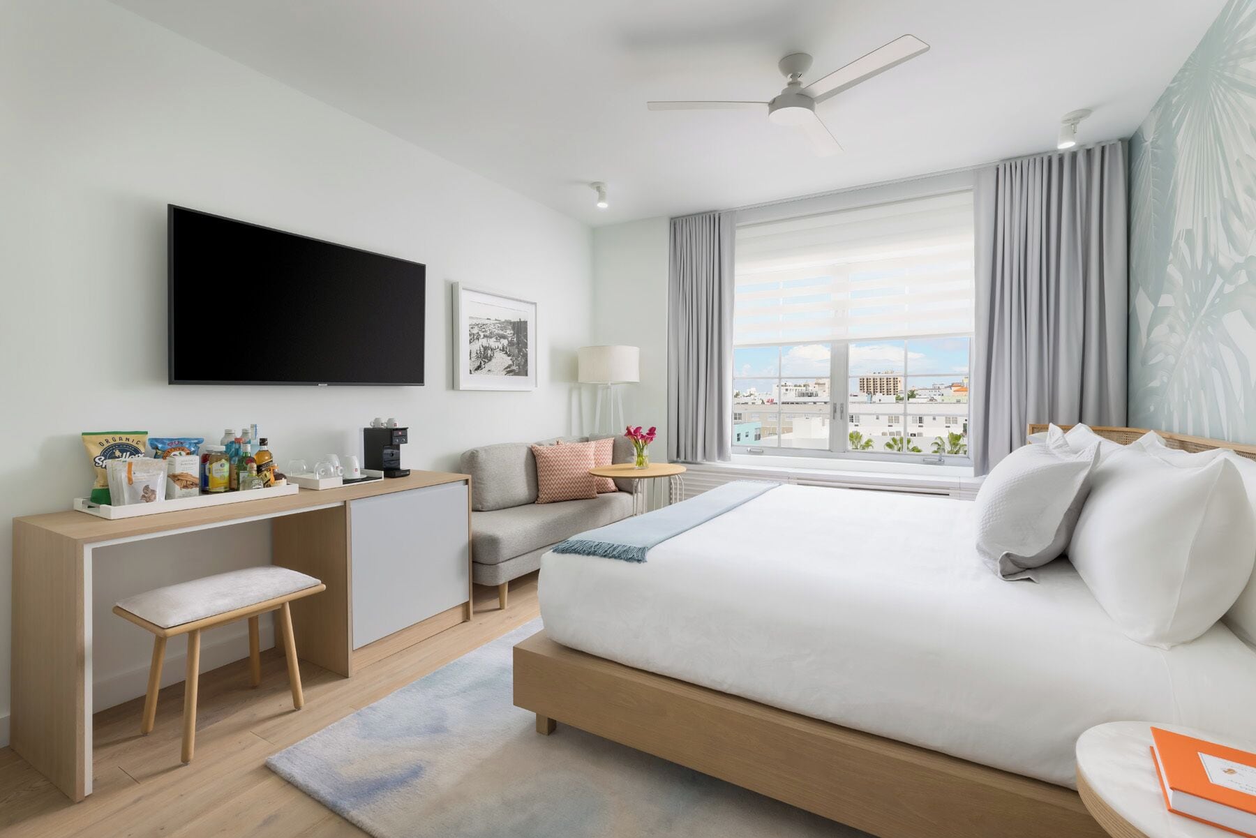 Basic Room, 1 King Bed, Pool View | Premium bedding, pillowtop beds, minibar, in-room safe