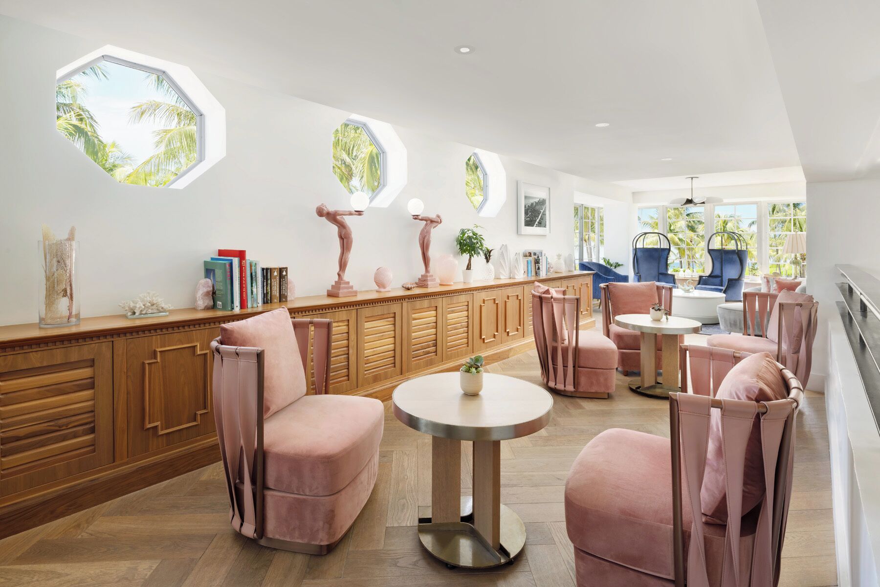 Lobby lounge