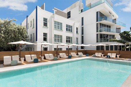 2 piscinas al aire libre, sillones reclinables de piscina