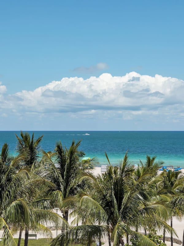 Beach nearby, white sand, sun-loungers, beach towels