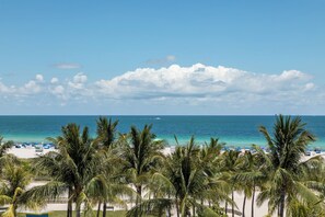 在海滩、白沙、沙滩椅、沙滩毛巾