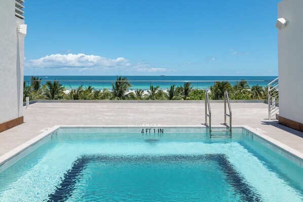 2 室外游泳池，07:00 至 19:00 开放，日光浴躺椅