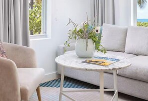 Deluxe-huone, 1 suuri parisänky, valtamerinäköala | 1 makuuhuone, ylelliset vuodevaatteet, pillowtop-patjalliset sängyt