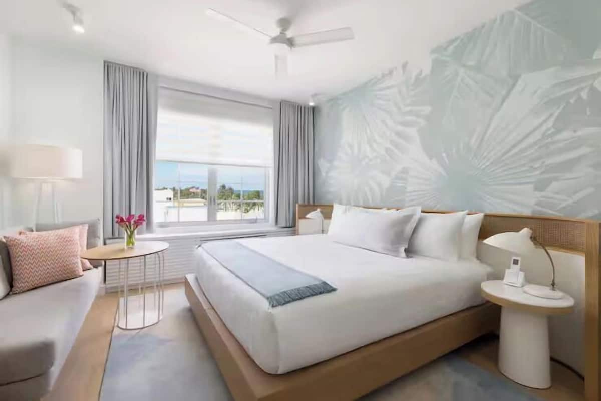 Kamar Standar, 1 Tempat Tidur King, pemandangan laut sebagian | 1 kamar tidur, seprai premium, bantalan ekstra lembut, dan minibar