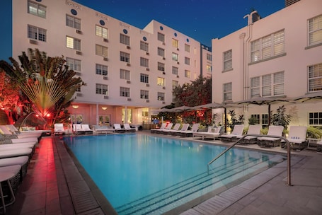 2 piscinas al aire libre, sillones reclinables de piscina. Park Central South Beach