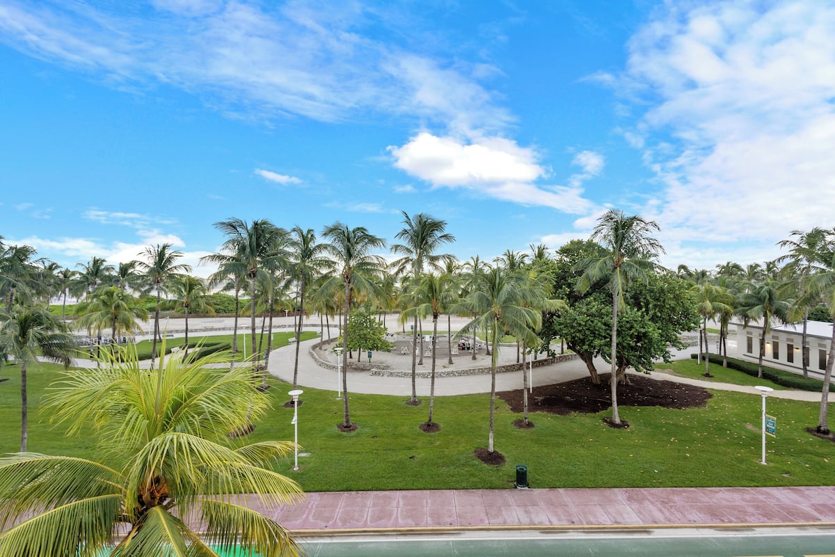 Signature Room, 1 King Bed, Balcony, Ocean View | Beach/ocean view