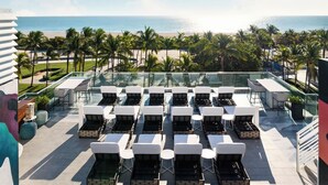 A rooftop terrace with outdoor seating and a view of the beach. - Park Central South Beach (Miami Beach)