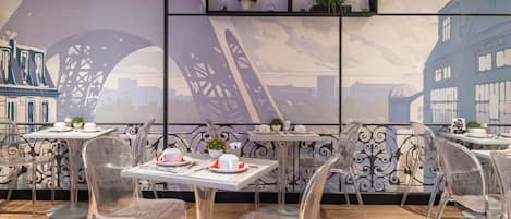 Tägliches Frühstücksbuffet (14 EUR pro Person)