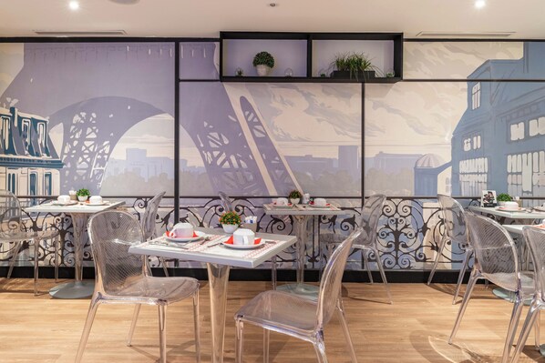 Desayuno buffet (EUR 14 por persona) 