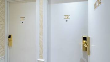 Habitación Familiar (2 habitaciones)- Minibar soft de cortesía,café gratis,Chromecast,Prensa digital | Minibar, caja de seguridad en la habitación y escritorio