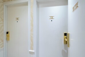 Kamar Keluarga, 2 kamar tidur | Minibar, brankas, meja kerja, dan tirai kedap cahaya