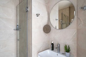 Standard Twin room - Complimentary soft minibar, courtesy tray, Chromecast - Snacks, digital press | Bathroom | Shower, eco-friendly toiletries, hair dryer, towels