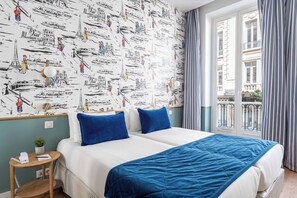 Kamar Twin Standar | Minibar, brankas, meja kerja, dan tirai kedap cahaya