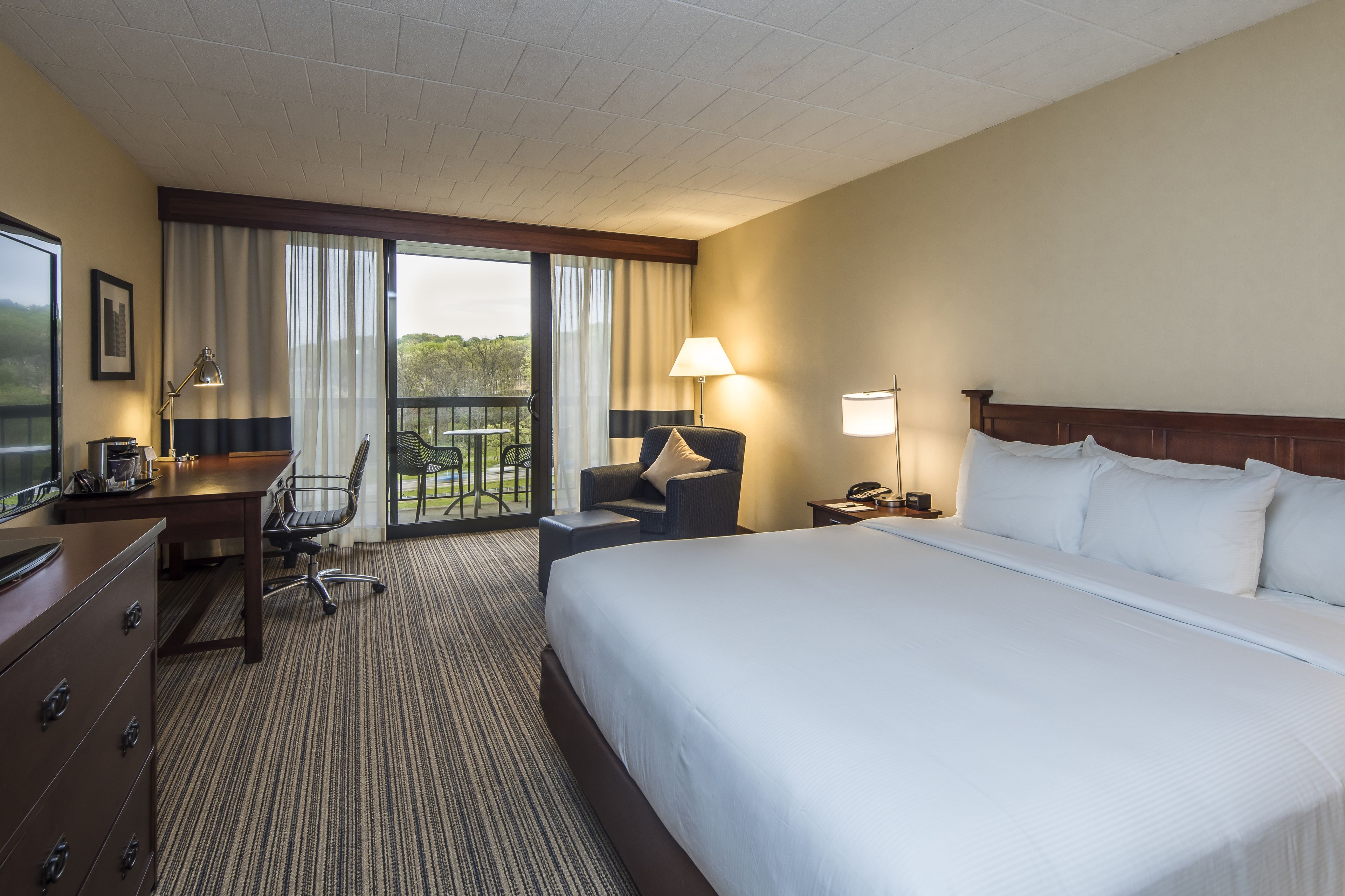 Kamar, 1 Tempat Tidur King, balkon | Brankas, meja kerja, ruang kerja ramah laptop, dan tirai kedap cahaya