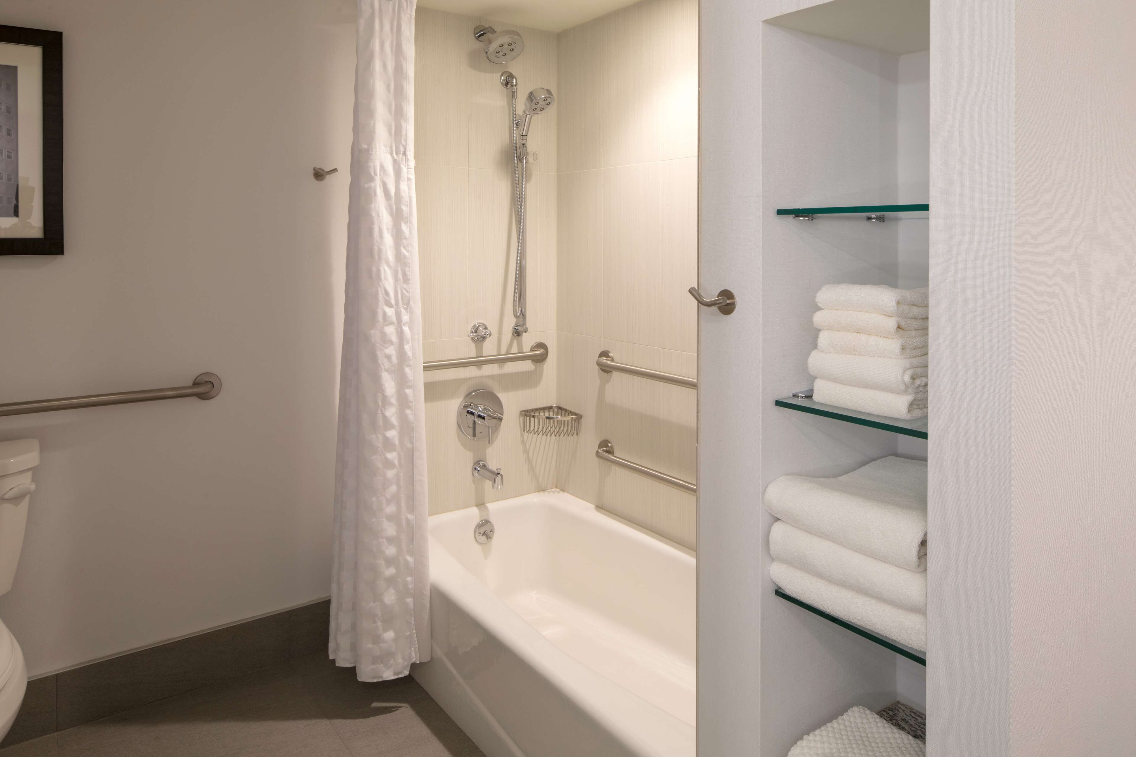 room, accessible, bathtub (mobility/hearing) | bathroom | eco-friendly toiletries, hair dryer, towels