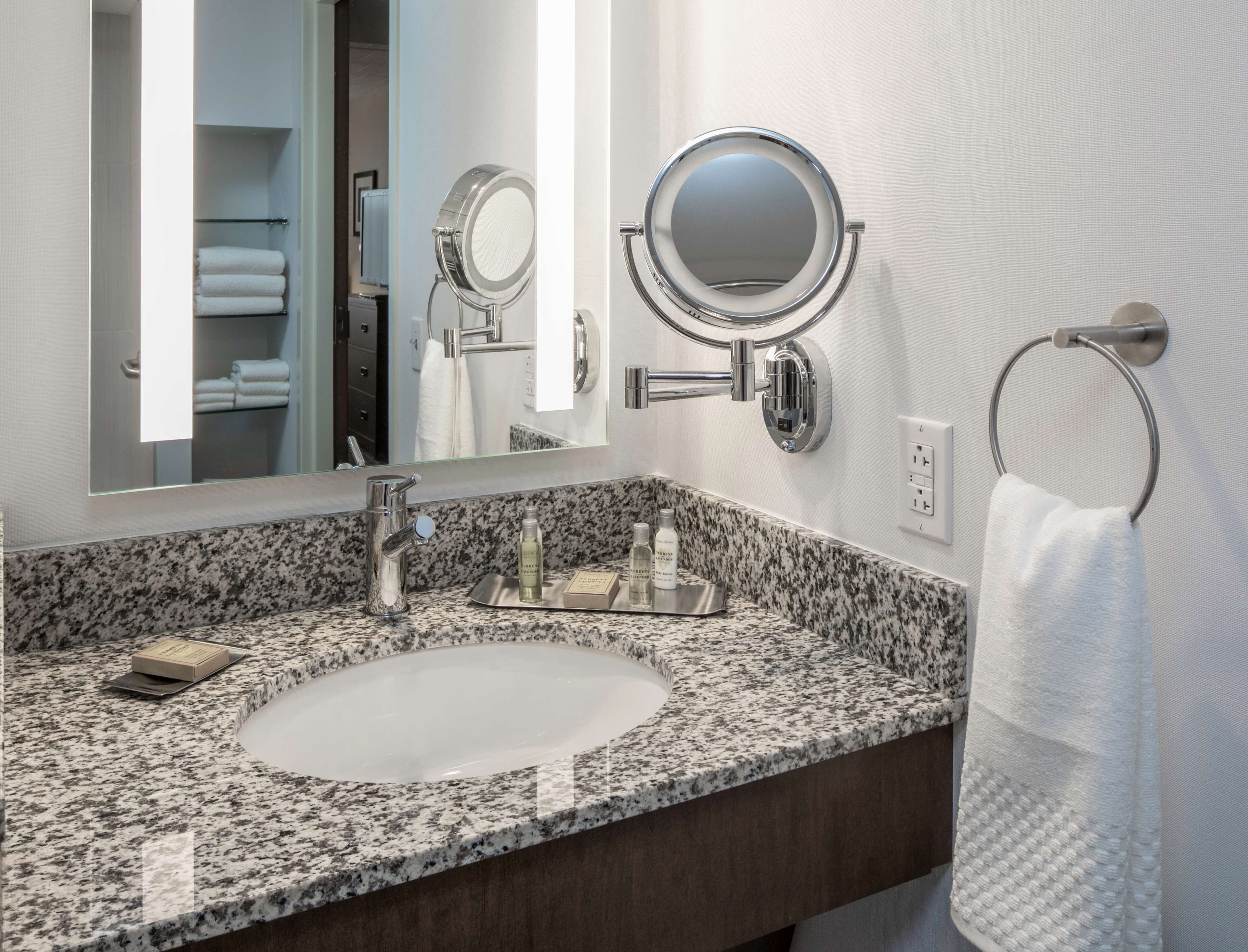 room, accessible, bathtub (mobility/hearing) | bathroom | eco-friendly toiletries, hair dryer, towels