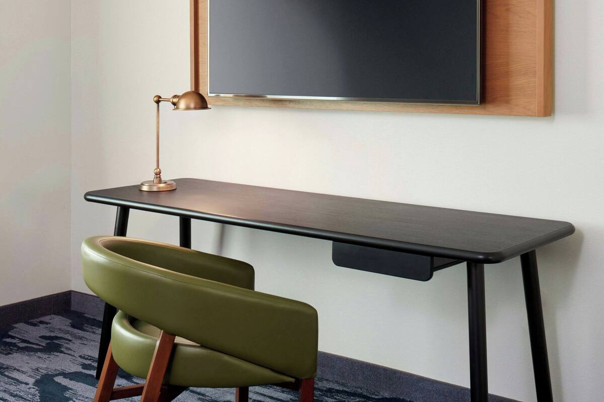 Luxe beddengoed, donsdekens, een kluis op de kamer, een bureau