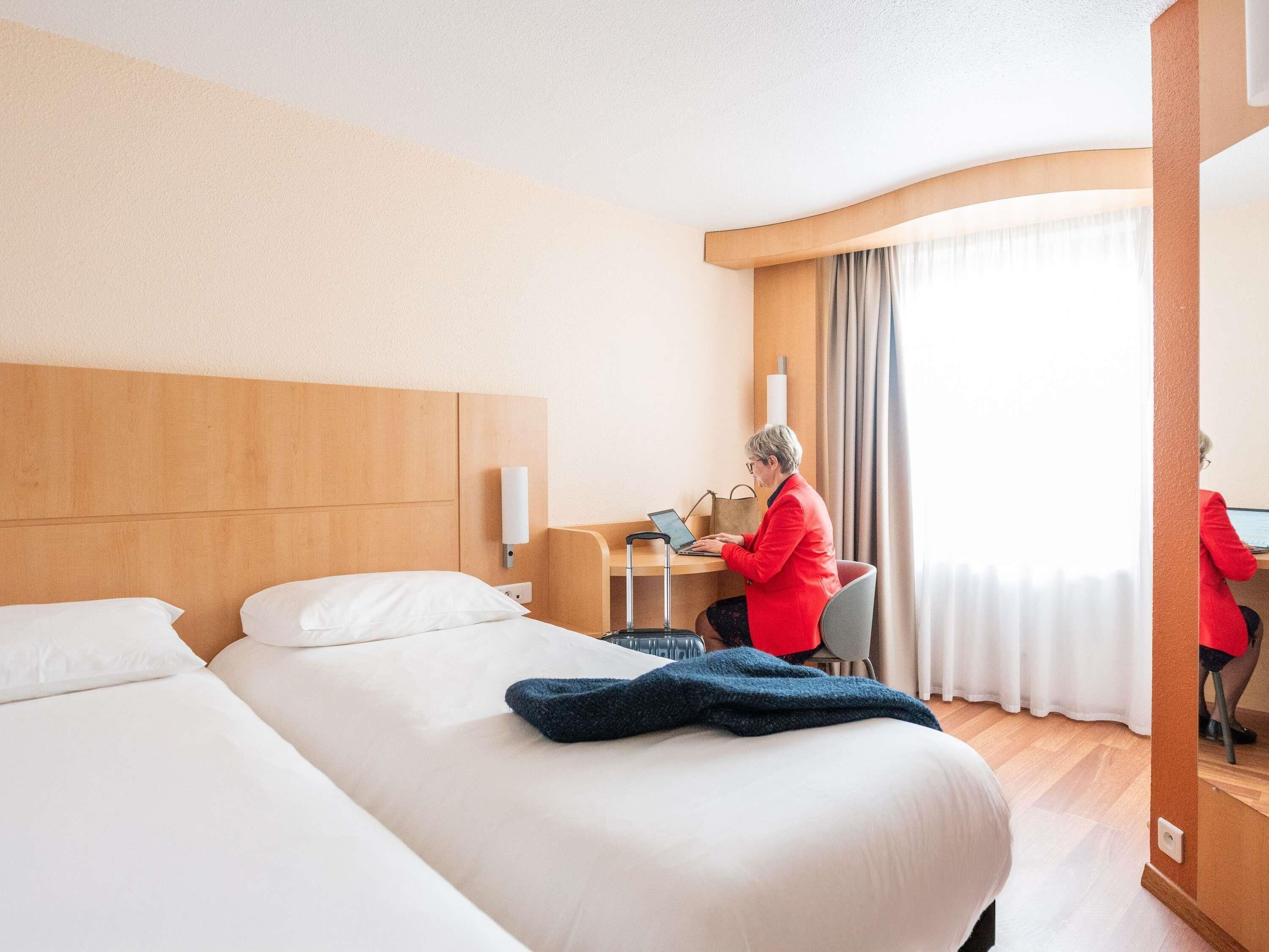 Standard-huone, 2 yhden hengen sänkyä | Ylelliset vuodevaatteet, tallelokero huoneessa, työpöytä, äänieristys