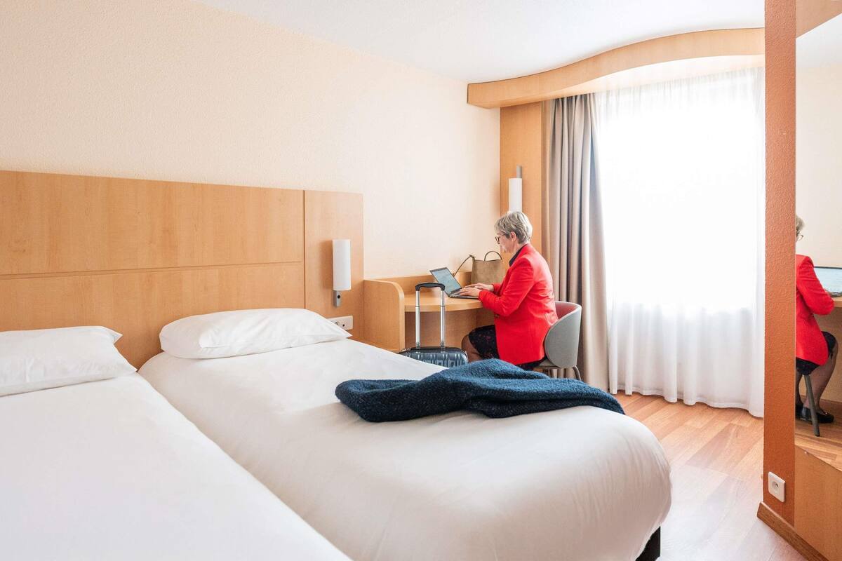 Standard Room, 2 Single Beds | Premium bedding, in-room safe, desk, soundproofing