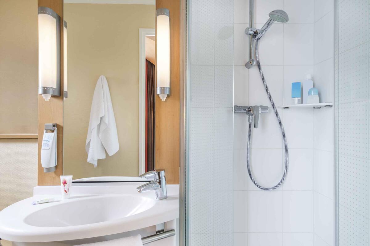 Literie de qualitĂ©, coffre-fort, bureau, systĂšme dâinsonorisation