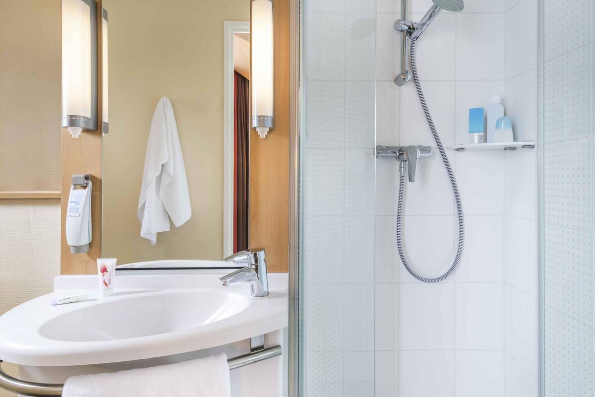 premium bedding, in-room safe, desk, soundproofing