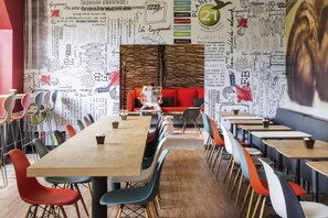 Se ofrece un desayuno bufé todos los días (por un coste adicional)