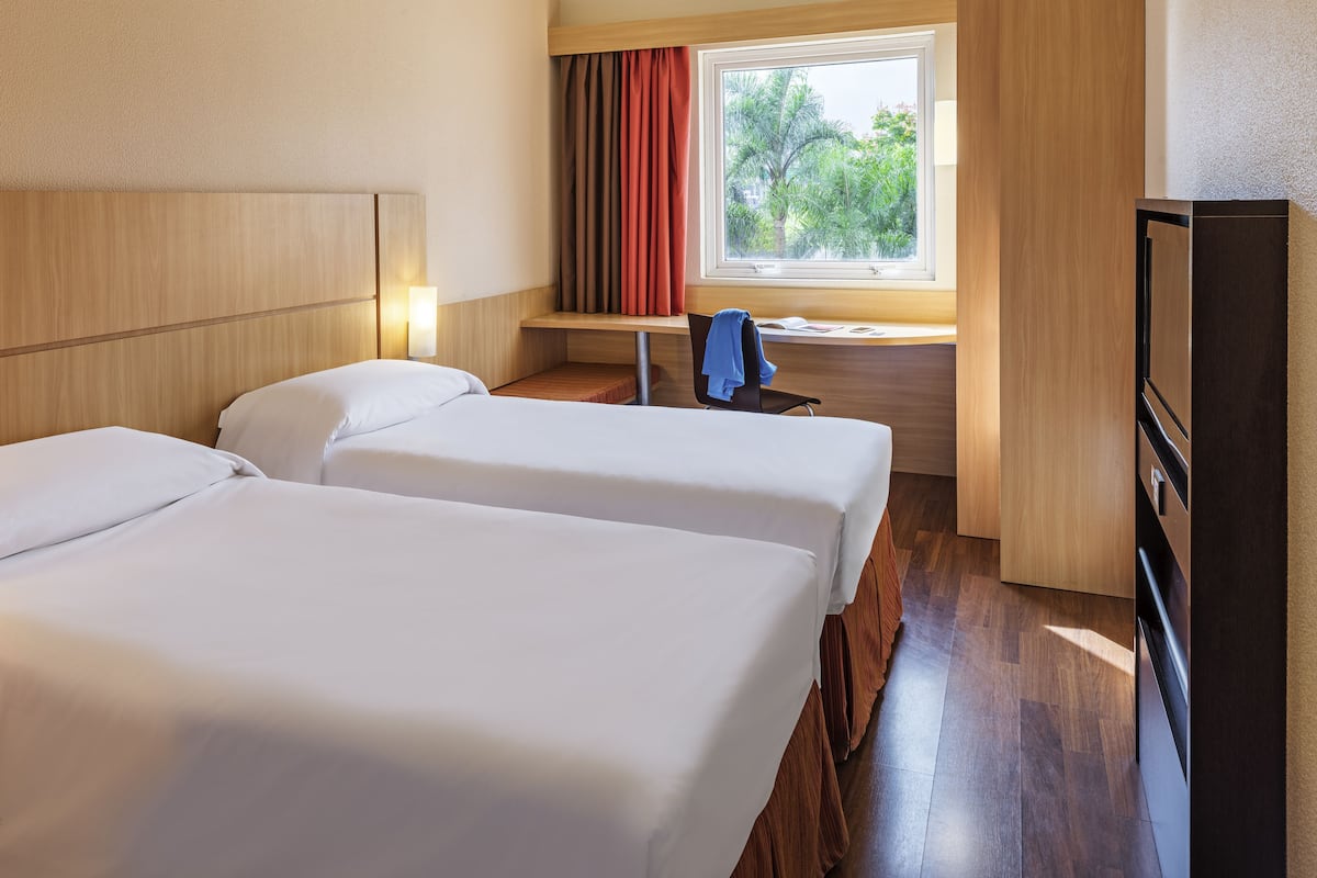 standard room, 2 single beds | bathroom | shower, eco-friendly toiletries, hair dryer, towels