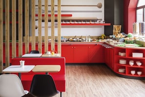 Petit déjeuner buffet (13.90 EUR par personne)