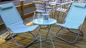 Ropa de cama de alta calidad y caja de seguridad en la habitación